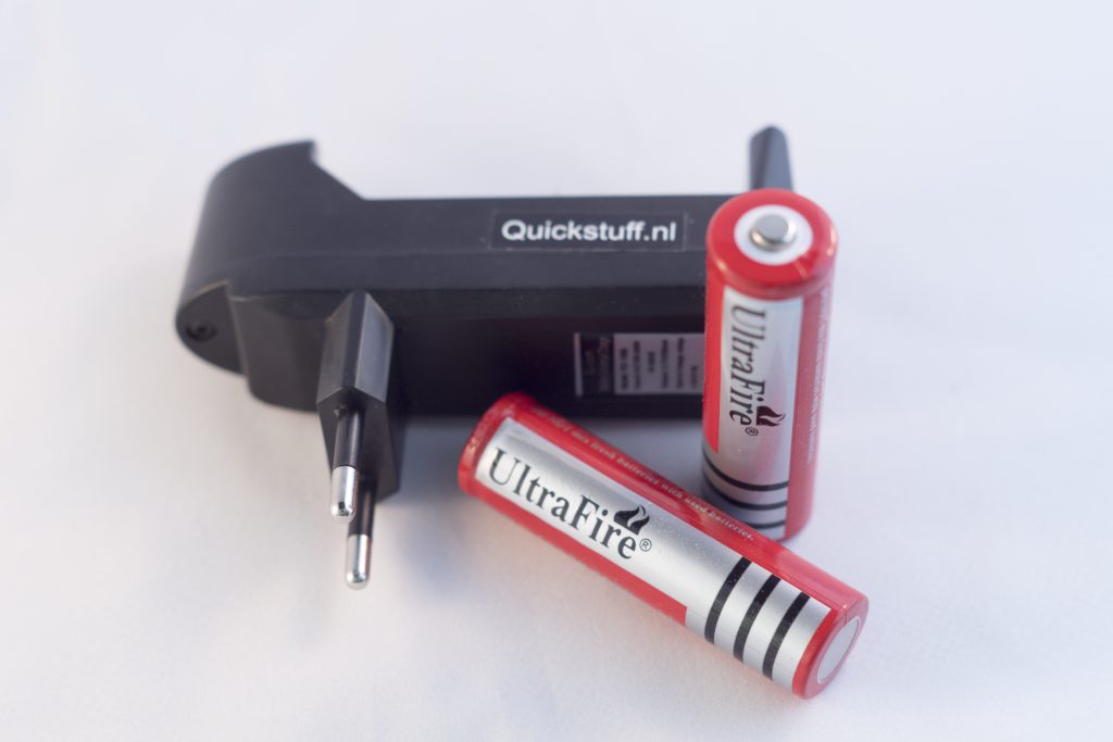 Pakistan Riskeren Opsplitsen Ultrafire 18650 batterijen + lader COMBIPACK - Quickstuff.nl