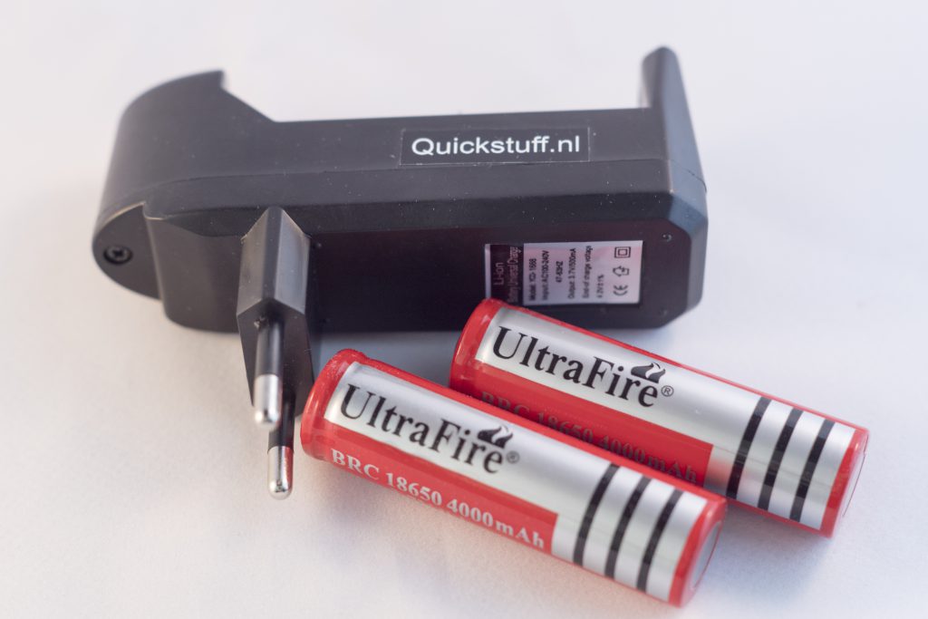 Ultrafire 18650 batterijen + lader COMBIPACK Quickstuff.nl